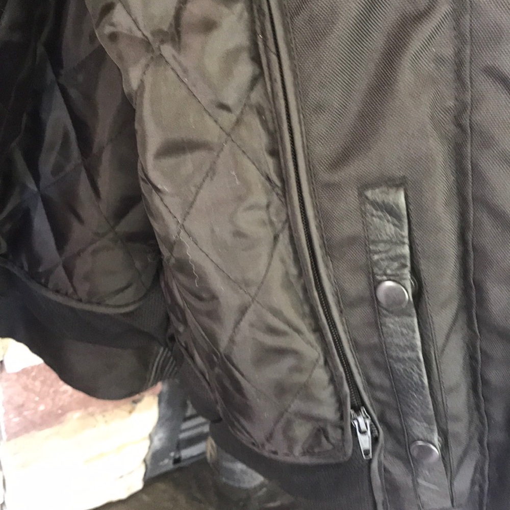 Women’s leather jacket w/2 conceal carry pockets - Picture 5 of 7